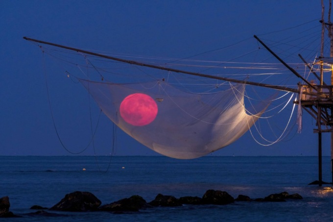 La rete del trabocco che pesca la Luna: è italiano lo scatto del giorno scelto dalla NASA