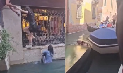 A Venezia il giro romantico finisce in bagno: gondola capovolta e turisti in acqua