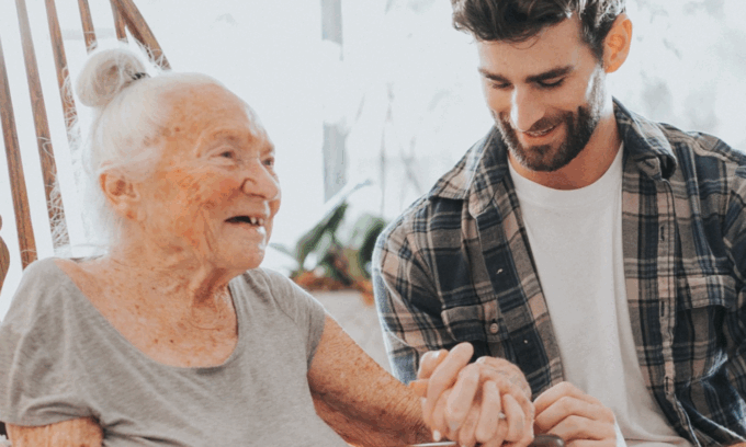 Giovane invita la vicina di 89 anni a vivere con lui per non farle trascorrere da sola gli ultimi giorni di vita