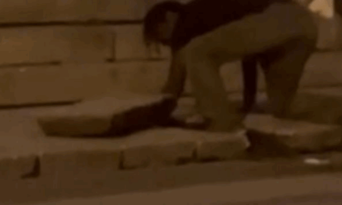 Inciampa in piazza e si mette a riparare il selciato nel cuore della notte. Finisce malissimo