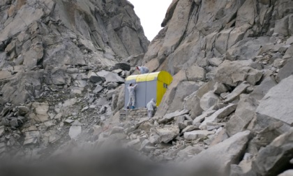 Escursionisti vestiti da imbianchini a 3000 metri (ma c’è una spiegazione)
