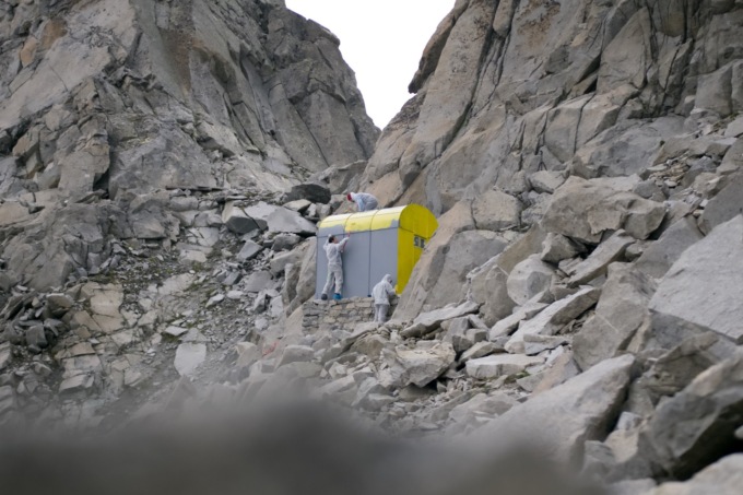 Escursionisti vestiti da imbianchini a 3000 metri (ma c’è una spiegazione)