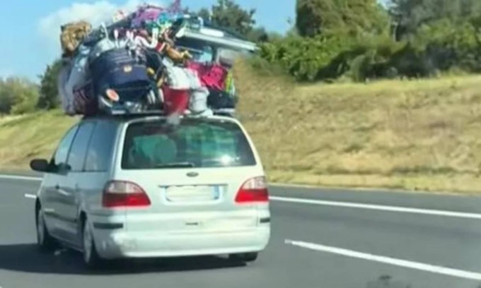 L’auto sovraccarica in Autostrada che ha fatto impazzire i social: scatoloni, bici e persino un lavandino