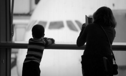 Il figlio di 10 anni non può salire in aereo, i genitori lo lasciano in aeroporto e partono per le vacanze