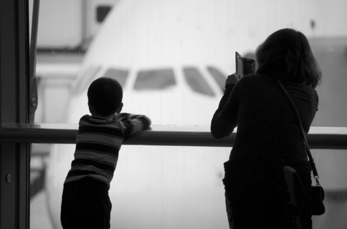 Il figlio di 10 anni non può salire in aereo, i genitori lo lasciano in aeroporto e partono per le vacanze
