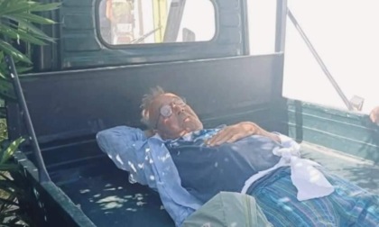 Si rompe il femore, ma non c'è nessuna ambulanza: lo portano in ospedale i muratori con l'Ape