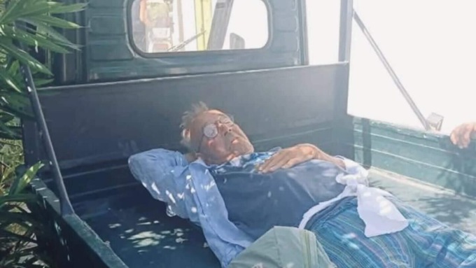 Si rompe il femore, ma non c’è nessuna ambulanza: lo portano in ospedale i muratori con l’Ape