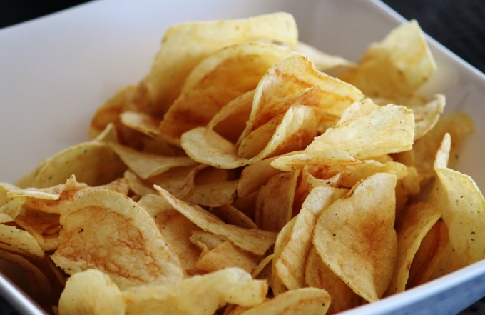 La vendetta è un piatto che va servito… croccante. Le patatine fritte sono nate per un dispetto