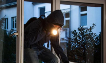 Madre entra a scuola di notte per rubare il testo del compito in classe della figlia