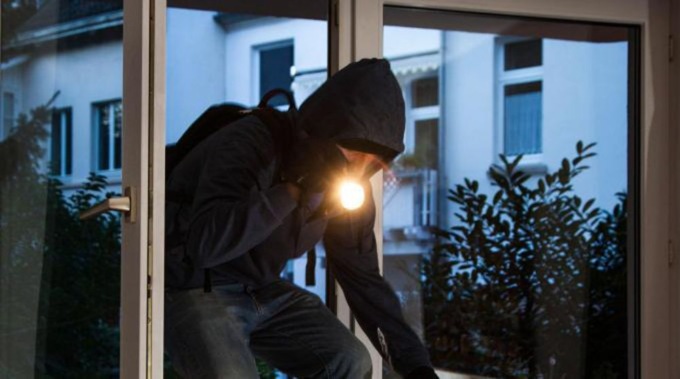 Madre entra a scuola di notte per rubare il testo del compito in classe della figlia