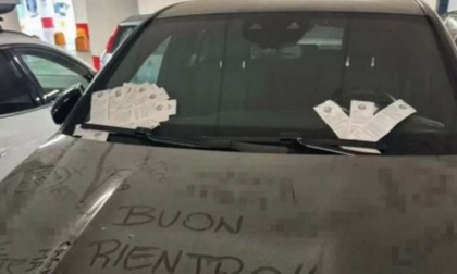Parcheggia l’auto per un mese al centro commerciale davanti all’aeroporto: ricoperta di multe (e insulti)
