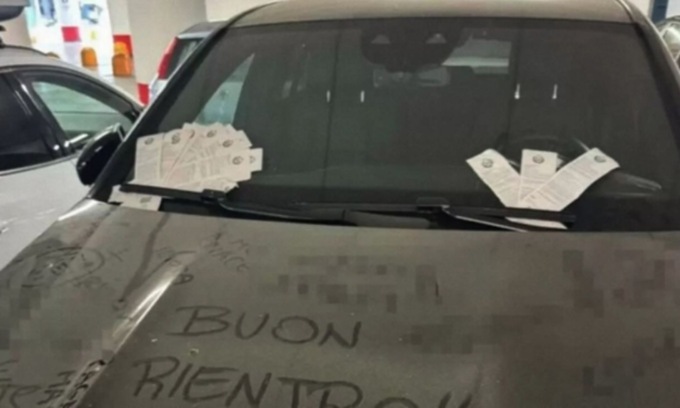 Parcheggia l’auto per un mese al centro commerciale davanti all’aeroporto: ricoperta di multe (e insulti)