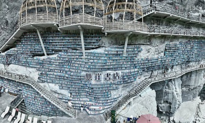 Mianhua Library: la spettacolare biblioteca nella grotta sospesa sulla scogliera in Cina