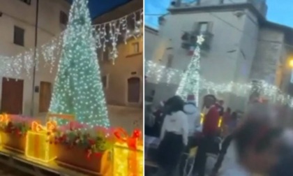 In paese fa già freddo e ad agosto si festeggia Natale (con panettone, albero e camino)