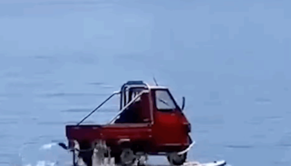 L’Ape (Piaggio) che ha imparato a nuotare e galleggia sul mare di Calabria