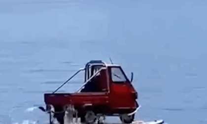 L'Ape (Piaggio) che ha imparato a nuotare e galleggia sul mare di Calabria