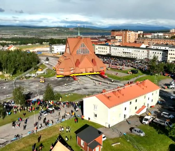 La chiesa che si sposta su ruote per 5 chilometri