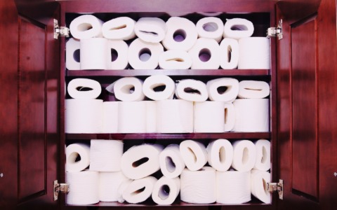Nei bagni in Cina per avere la carta igienica devi guardare una pubblicità