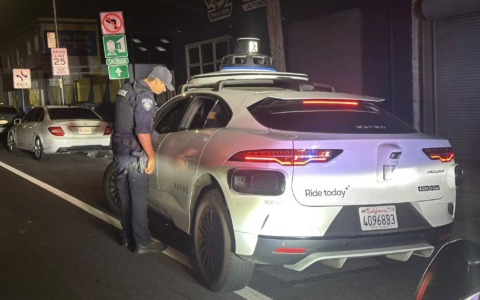 Fermano un’auto dopo una manovra pericolosa, ma al volante non c’è nessuno: impossibile fare la multa