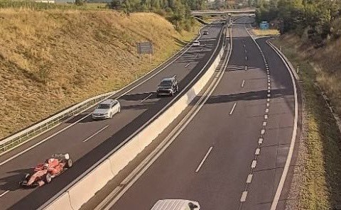 In Autostrada con la “Ferrari” da Formula Uno: finisce malissimo