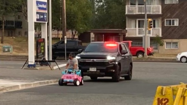 Canada, ubriaco al volante di una jeep giocattolo di Barbie: arrestato