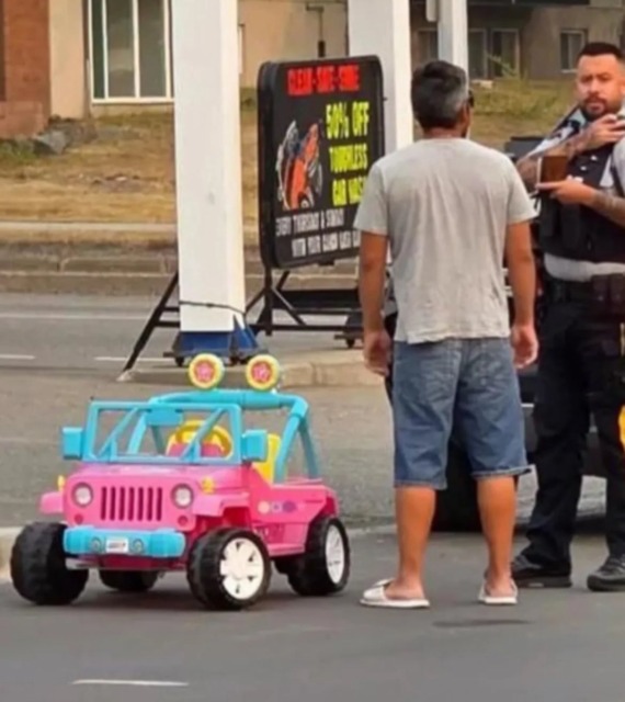 Canada, ubriaco al volante di una jeep giocattolo rosa di Barbie: arrestato
