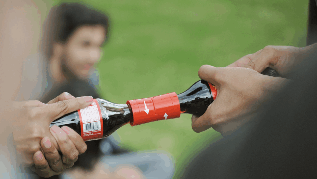 Quando bere una Coca Cola creava amicizie: la storia del tappo “Friendly Twist”