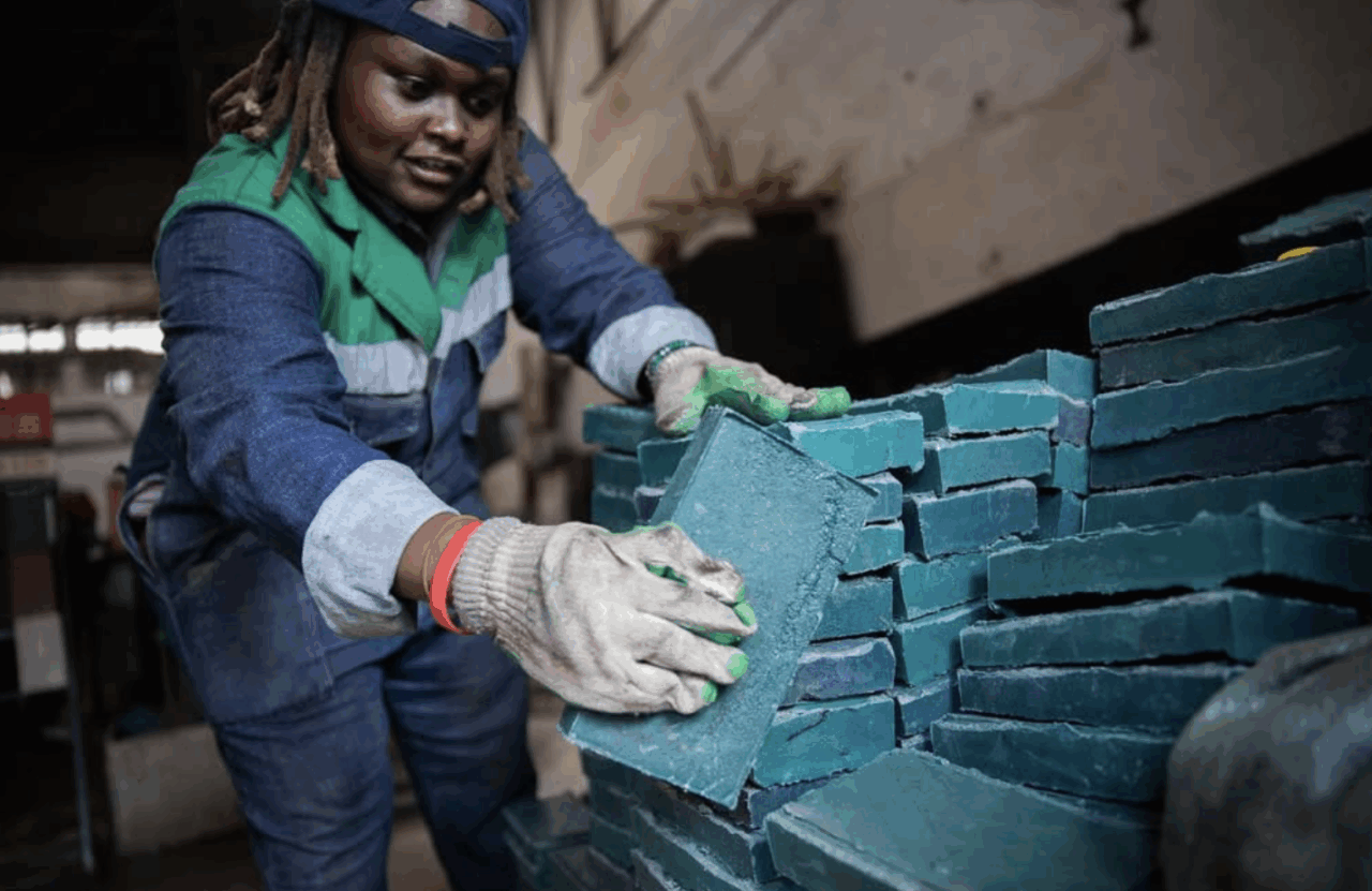 Dagli scarti plastici nascono i mattoni: l'incredibile storia di riciclo virtuoso arriva dal Kenya