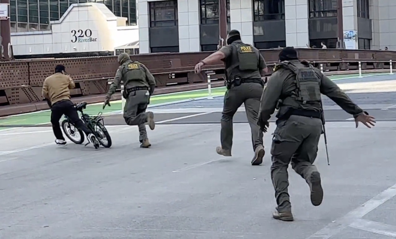 Rider sfugge in bici da un'intera squadra di agenti: il video diventa virale