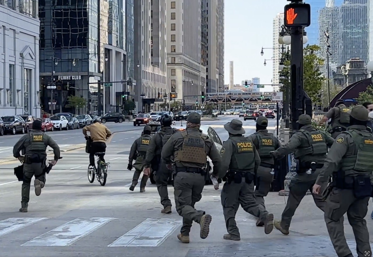 Rider sfugge in bici da un’intera squadra di agenti: il video diventa virale