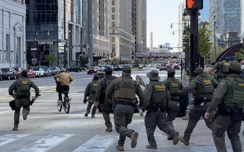 Rider sfugge in bici da un’intera squadra di agenti: il video diventa virale