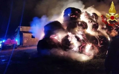 Fulmine da record, in uno solo colpo incendia 250 rotoballe