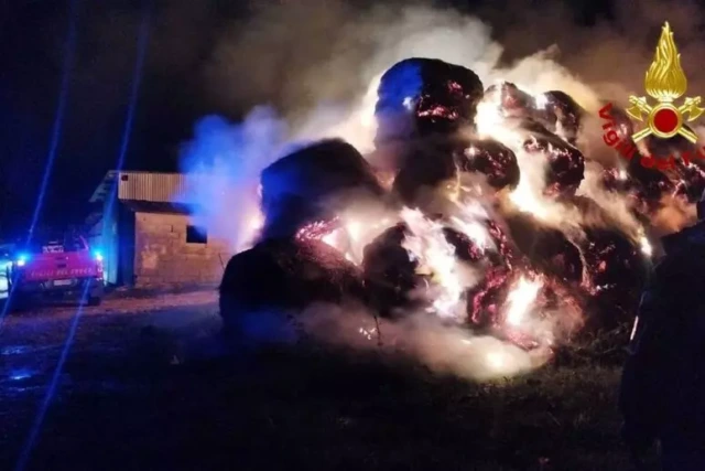 Fulmine da record, in uno solo colpo incendia 250 rotoballe