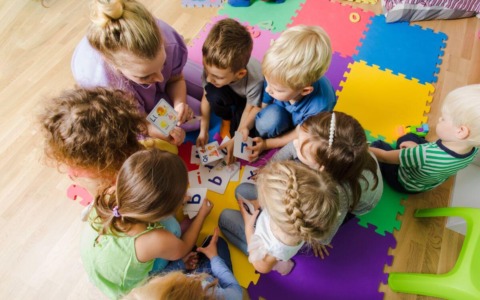 Burano combatte lo spopolamento aprendo un asilo nido (e dalla terraferma arrivano le iscrizioni)