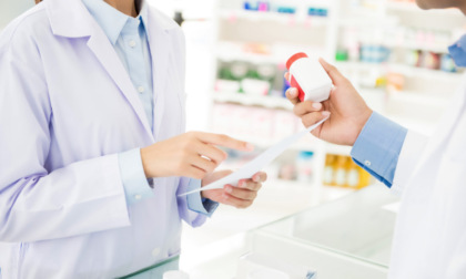 La moglie scopre il tradimento del marito grazie a un pagamento non riuscito in farmacia