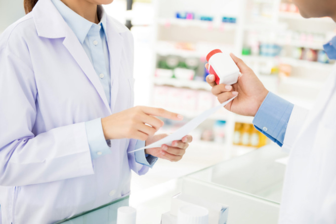 La moglie scopre il tradimento del marito grazie a un pagamento non riuscito in farmacia