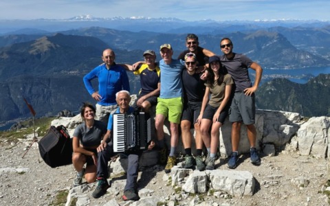 A 91 anni scala una montagna con la fisarmonica e si esibisce in un concerto sulla vetta