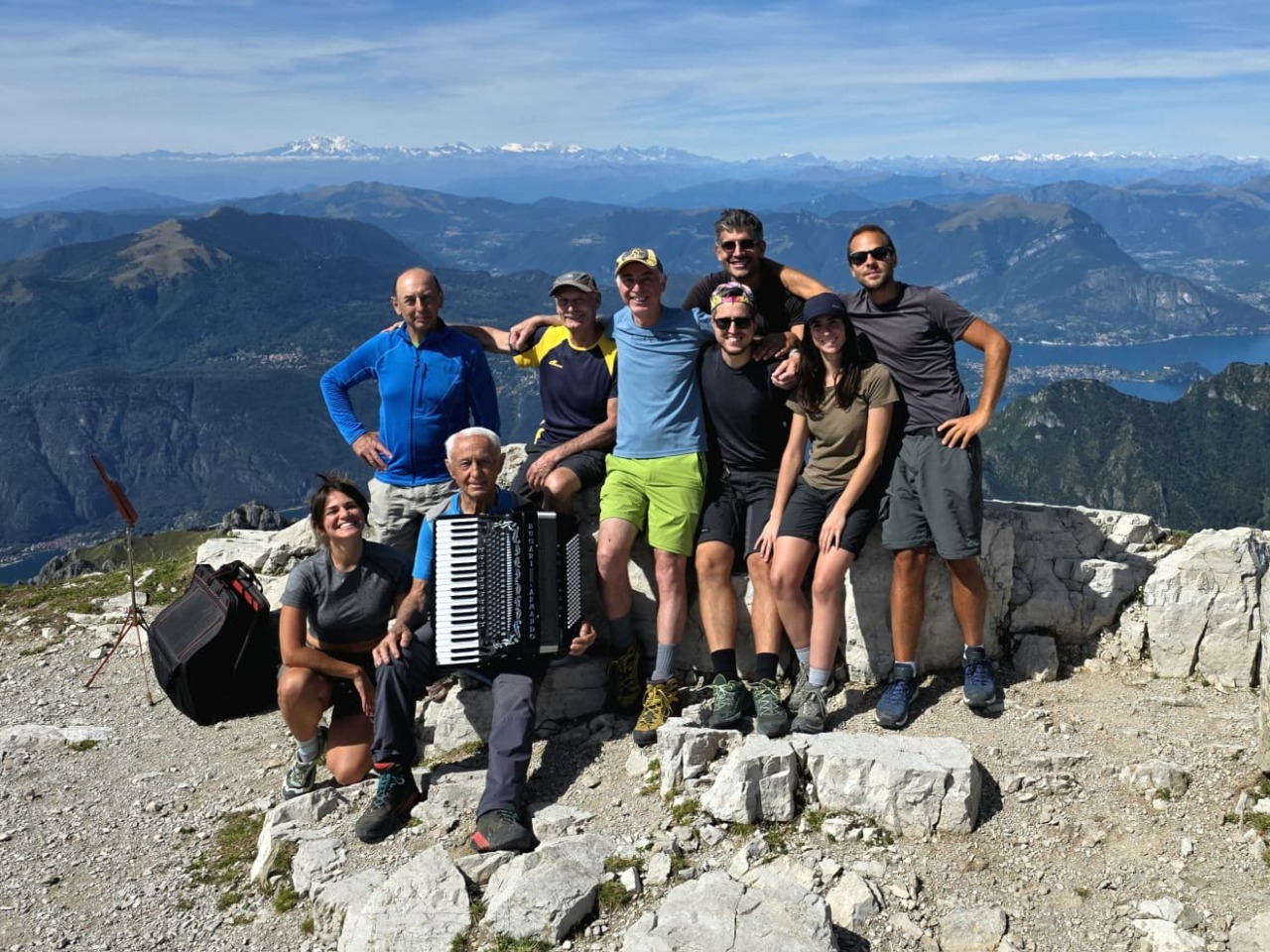 A 91 anni scala una montagna con la fisarmonica e si esibisce in un concerto sulla vetta