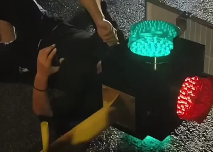 Fa un incidente col monopattino e resta con la testa incastrata in un semaforo