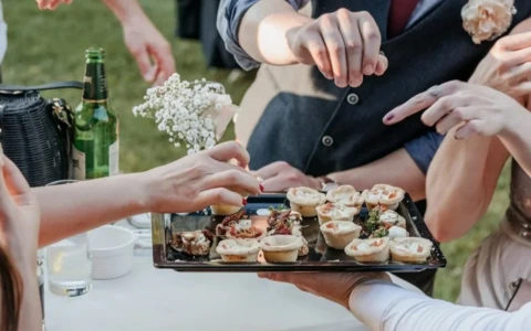 Matrimonio “indimenticabile”: lo sposo e gli invitati Ko dopo il banchetto