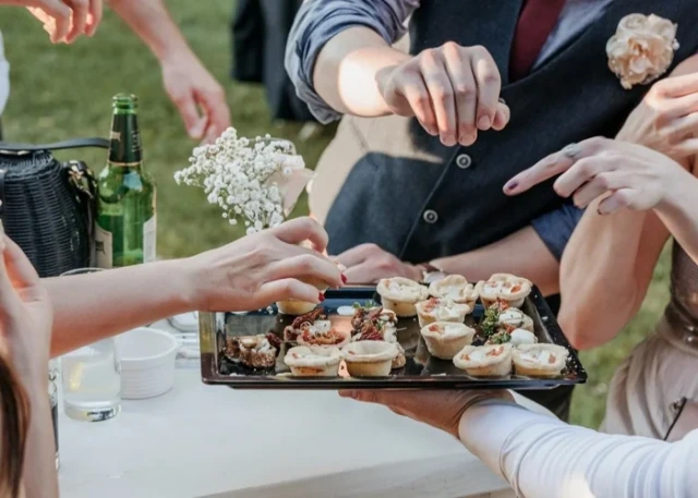 Matrimonio “indimenticabile”: lo sposo e gli invitati Ko dopo il banchetto