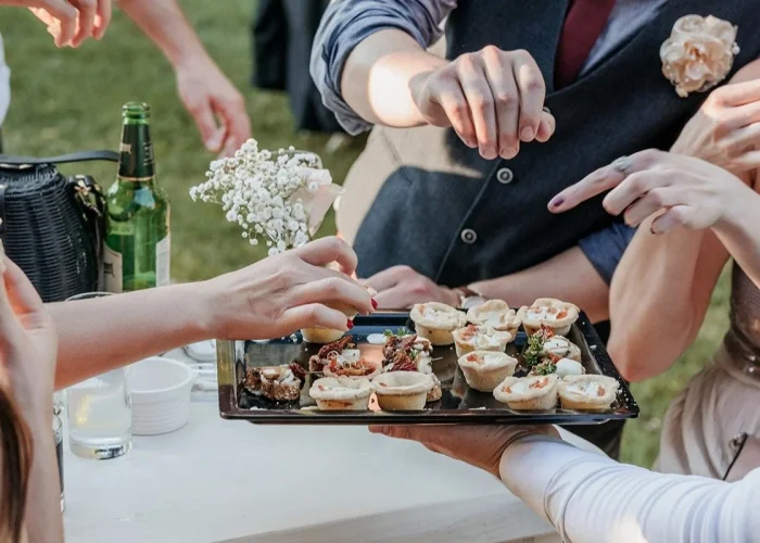 Matrimonio “indimenticabile”: lo sposo e gli invitati Ko dopo il banchetto