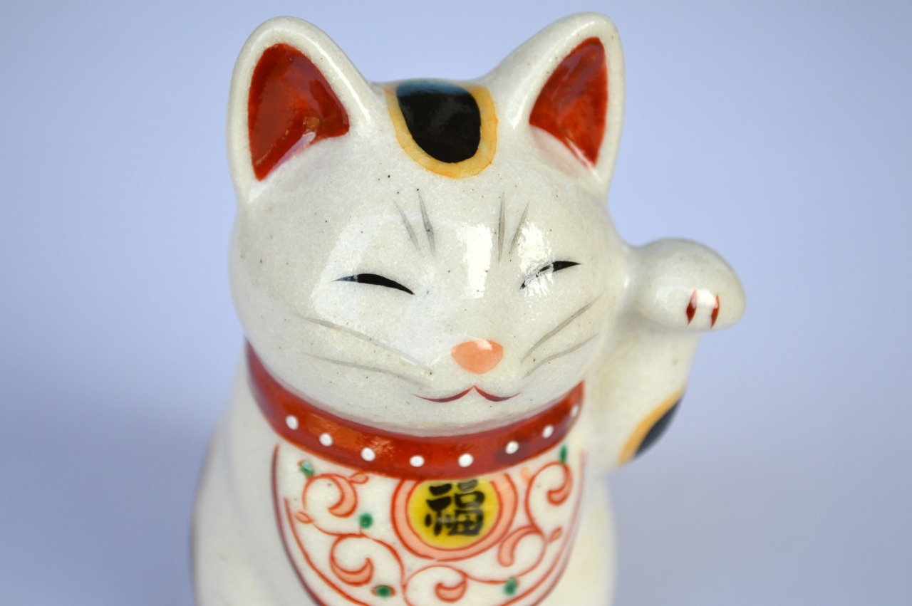 Il Maneki Neko: storia, significato e curiosità del “gatto portafortuna”