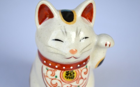 Il Maneki Neko: storia, significato e curiosità del “gatto portafortuna”
