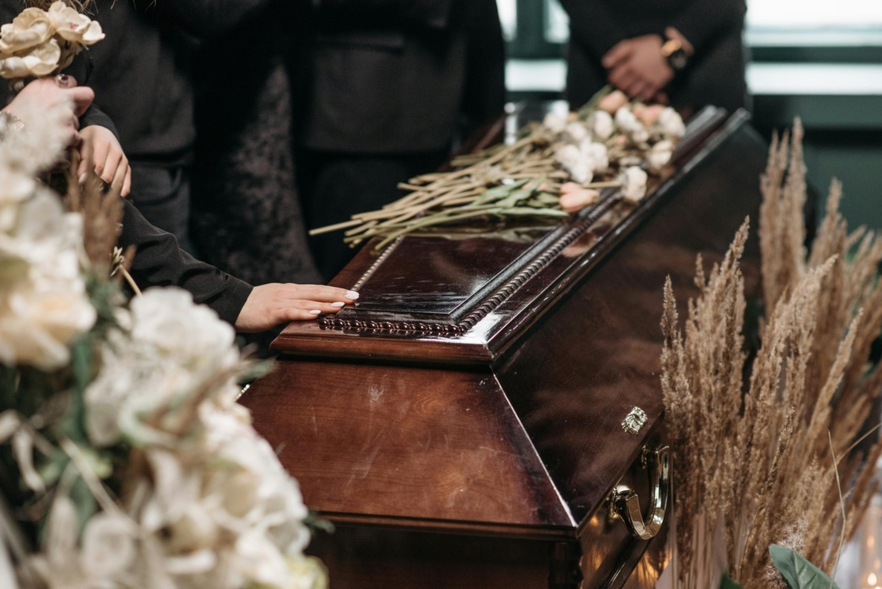 “Quel morto non sono io”: 22enne si presenta al suo funerale