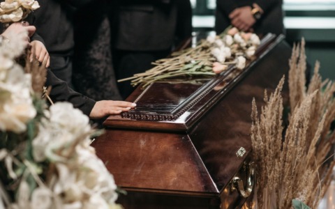 “Quel morto non sono io”: 22enne si presenta al suo funerale