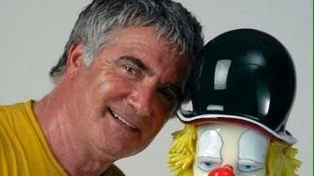 Murano, ragazzini multati per aver giocato a calcio nel campo titolato a Signoretto. Il fratello dell'artista paga la multa per tutti