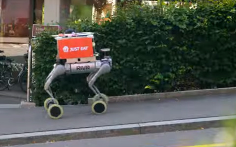 Altro che rider! In Svizzera un cane robot per le consegne a domicilio