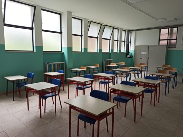 Cambia la maestra, i genitori non fanno entrare i figli in classe
