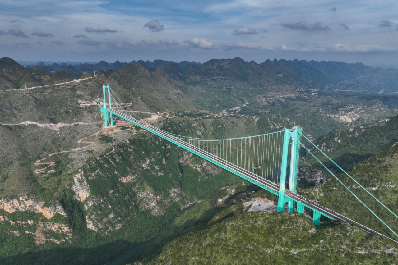In Cina inaugurato il ponte più alto del mondo: in auto sospesi tra le montagne